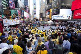 法輪功學員在紐約時代廣場歡慶世界法輪大法日