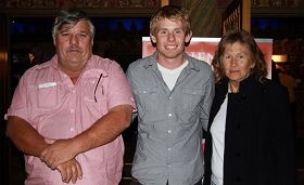 '青年賽車明星Steel Giuliana（中）與父母'