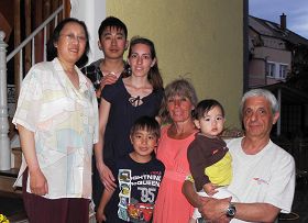 圖片說明：中國小伙子陳源（左二）和妻子卡羅琳娜（左三）、兒子約納斯（左四）、女兒露西亞（右二）、岳父胡伯特（右一）、岳母埃迪特（右三）以及自己的母親徐幼林（左一）在德國海德堡的家門口合影。