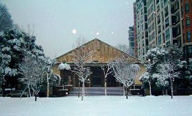 圖一：二零一零年冬，中國船舶重工集團公司第七零一研究所禮堂（位於武昌紫陽路268號），禮堂周圍和上空布滿了光球，明亮閃耀。