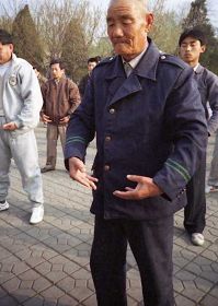 一九九九年四月初，幾個煉功點的近千名法輪功學員在瀋陽和平廣場晨煉──煉功人群中的老人。