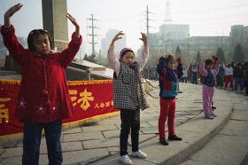 一九九九年四月初，幾個煉功點的近千名法輪功學員在瀋陽和平廣場晨煉──煉功人群中的孩子。