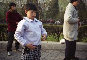 一九九九年四月初，幾個煉功點的近千名法輪功學員在瀋陽和平廣場晨煉──煉功人群中的孩子。