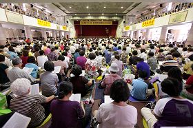 來自台灣南區四個縣市的一千多位法輪功學員在台南永康國中大禮堂參加大組學法交流