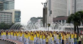 '慶祝世界法輪大法日，印尼雅加達學員在繁華的市區集體大煉功，讓人們了解大法美好。'