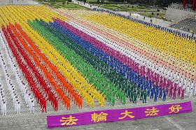 七千多人在台北自由廣場大煉功