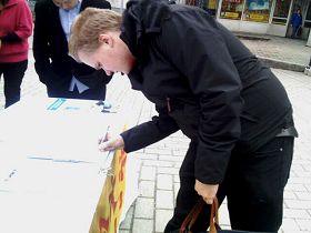 這位外籍留學生在了解迫害真相後，在「反迫害徵簽表」上簽名。