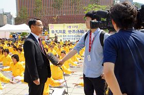 韓國法輪大法佛學會發言人接受AP通訊社記者採訪