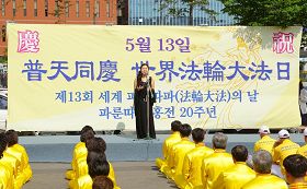 女高音歌唱家李智恩（音譯）小姐歌唱了《法輪大法好》和《為你而來》二首歌曲。