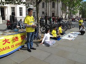 法輪功學員每週六在倫敦聖馬丁廣場展示法輪功功法、講真相反迫害