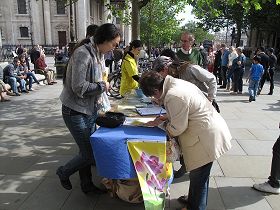 在聖馬丁廣場了解法輪功真相的民眾積極簽名反迫害