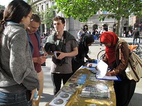在聖馬丁廣場了解法輪功真相的民眾積極簽名反迫害