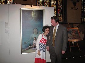 '多佛區博物館和旅遊業發展官員喬恩﹒艾文森先生和女兒站在女兒最喜歡的畫作前'
