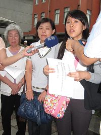 '為營救遭中共綁架的台灣法輪功學員鐘鼎邦，六月二十七日下午鐘鼎邦家屬等人向總統府陳情。'