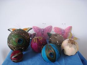 吉林省女子勞教所的奴工產品：裝飾性小球、蝴蝶，據說拿到上海世博會參展