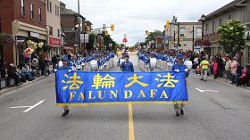 法輪功學員參加加拿大密西沙加市的第四十屆「麵包蜂蜜節」遊行