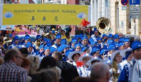 歐洲天國樂團第一次參加比勒費爾德多元文化節大遊行