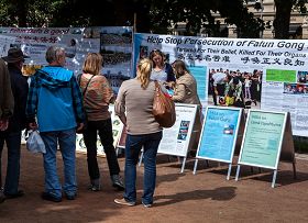 芬蘭法輪功學員在首都赫爾辛基的海濱公園舉辦講真相活動，人們紛紛停下腳步了解真相。