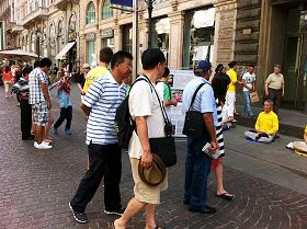中國遊客閱讀法輪功真相展板
