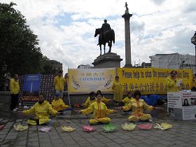 2012年7月20日英國法輪功學員在倫敦鴿子廣場北角舉行講真相呼籲制止迫害活動