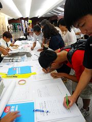了解真相的民眾、學生紛紛簽名支持營救鍾鼎邦
