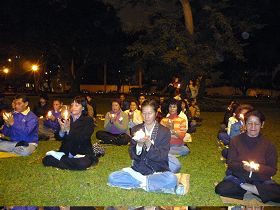 秘魯部份法輪功學員在中領館前舉行燭光悼念活動