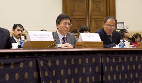 法輪功學員李海（中）在美國國會聽證會上揭露中共迫害