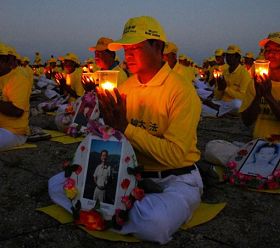 印尼巴釐島法輪功學員在Mertasari的沙努爾海灘舉行燭光悼念活動