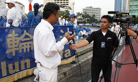 印尼媒體就法輪功反迫害十三年採訪當地學員