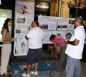 '塞浦路斯首都街頭，法輪功學員（左）向市民講真相'