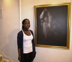英國高中生哈米站在最讓她感動的畫作《囹圄中的大法徒》前