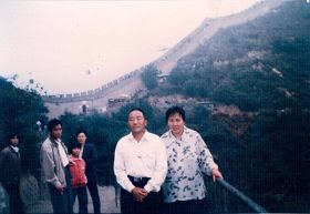 修煉大法後身體健康的夏文仲、張蘭鳳於一九九九年徒步攀登長城。