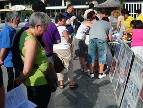 聖賽巴司蒂安市民及來自世界各地的遊客簽字聲援法輪功反迫害