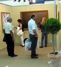 '希臘薩洛尼卡國際展覽廳內的畫展上觀眾絡繹不絕'