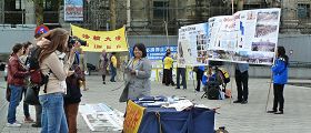 法輪功學員在普拉爾特廣場舉辦講真相活動