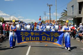 法輪功學員以盛大的隊伍參加澳洲昆士蘭圖文巴的花節遊行