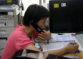 彭淑渼正在給中國大陸同胞撥打電話，講法輪功真相。