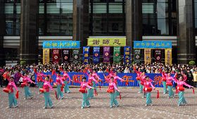 腰鼓隊表演，恭祝師尊新年好。