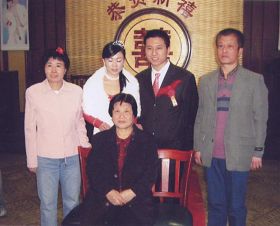 （左一是蔡桂榮，右一是她丈夫，前排是她婆婆，中間是新婚的兒子）