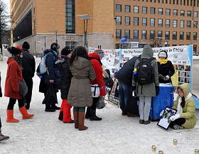 赫爾辛基火車站旁的廣場上，人們排隊簽名，聲援法輪功反迫害