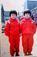 王文蘭（左側）六歲