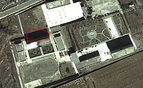 google map搜到的勞教所全景，紅線標出的及此「綜合樓」的位置。