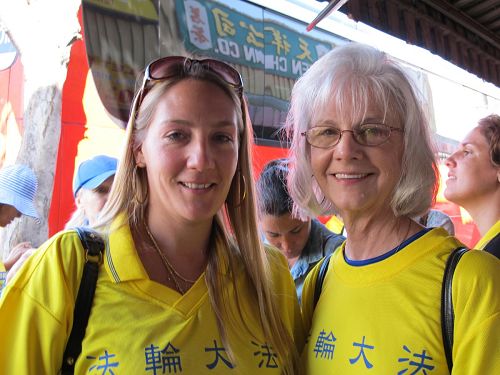 '來自美國肯薩斯州的喬伊斯（Joyce，左）與母親凱瑞?米切爾（Kerria Mitchell）認為，全世界的人都應該了解大法。'