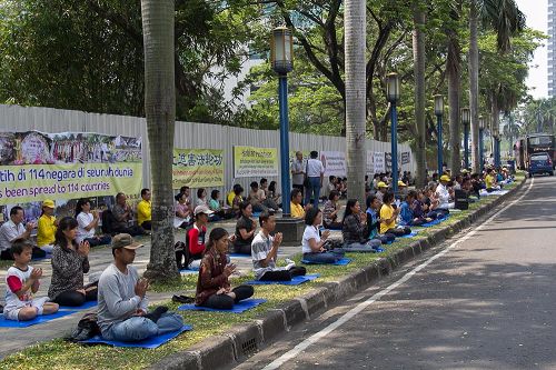 '圖1：印尼法輪功學員在中使館前靜坐，抗議中共迫害'