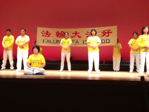 法輪功學員在飯島町文化館的舞台上演示五套功法。
