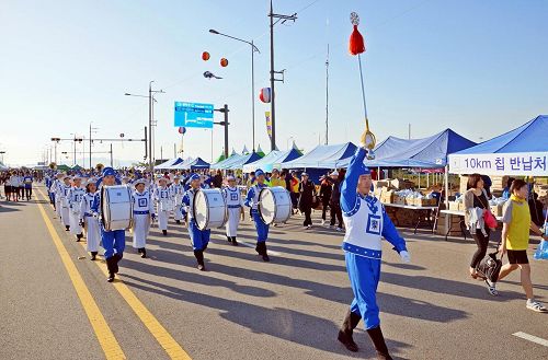 '天國樂團參加「二零一三年平澤港馬拉松大會」受到歡迎。'