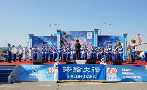'天國樂團在「二零一三年平澤港馬拉松大會」上進行特別演出。'