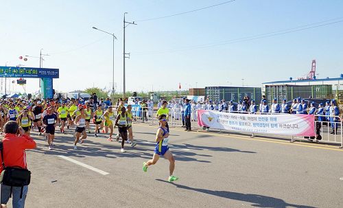 '天國樂團在馬拉松起跑線前演奏，為選手們加油鼓勁。'