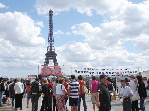 '巴黎埃菲爾鐵塔下，法輪功學員常年堅持講真相，幫助中國遊客三退'
