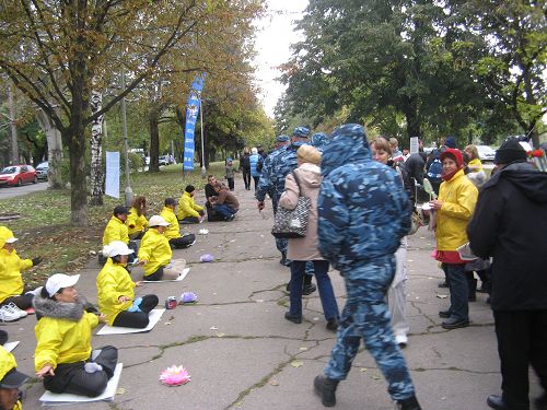 圖1：烏克蘭部份大法弟子在紮波羅熱市的城市日舉辦洪法講真相活動。